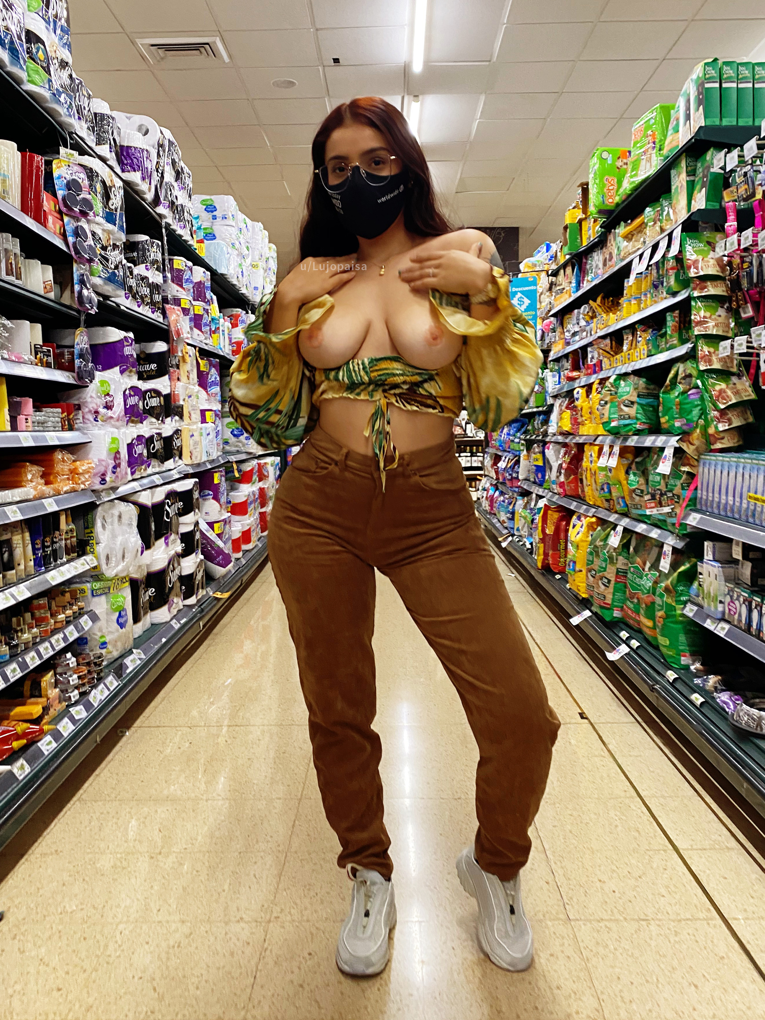 Do real girls get to flash in the supermarket? Porn Pic - EPORNER