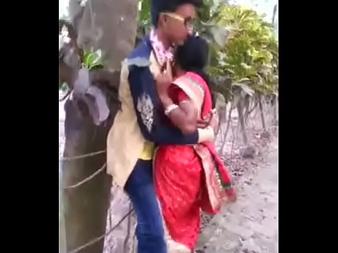 MARATHI DESI BOY AND AUNTY PASSIONATE KISS IN PUBLIC - XVIDEOS.COM