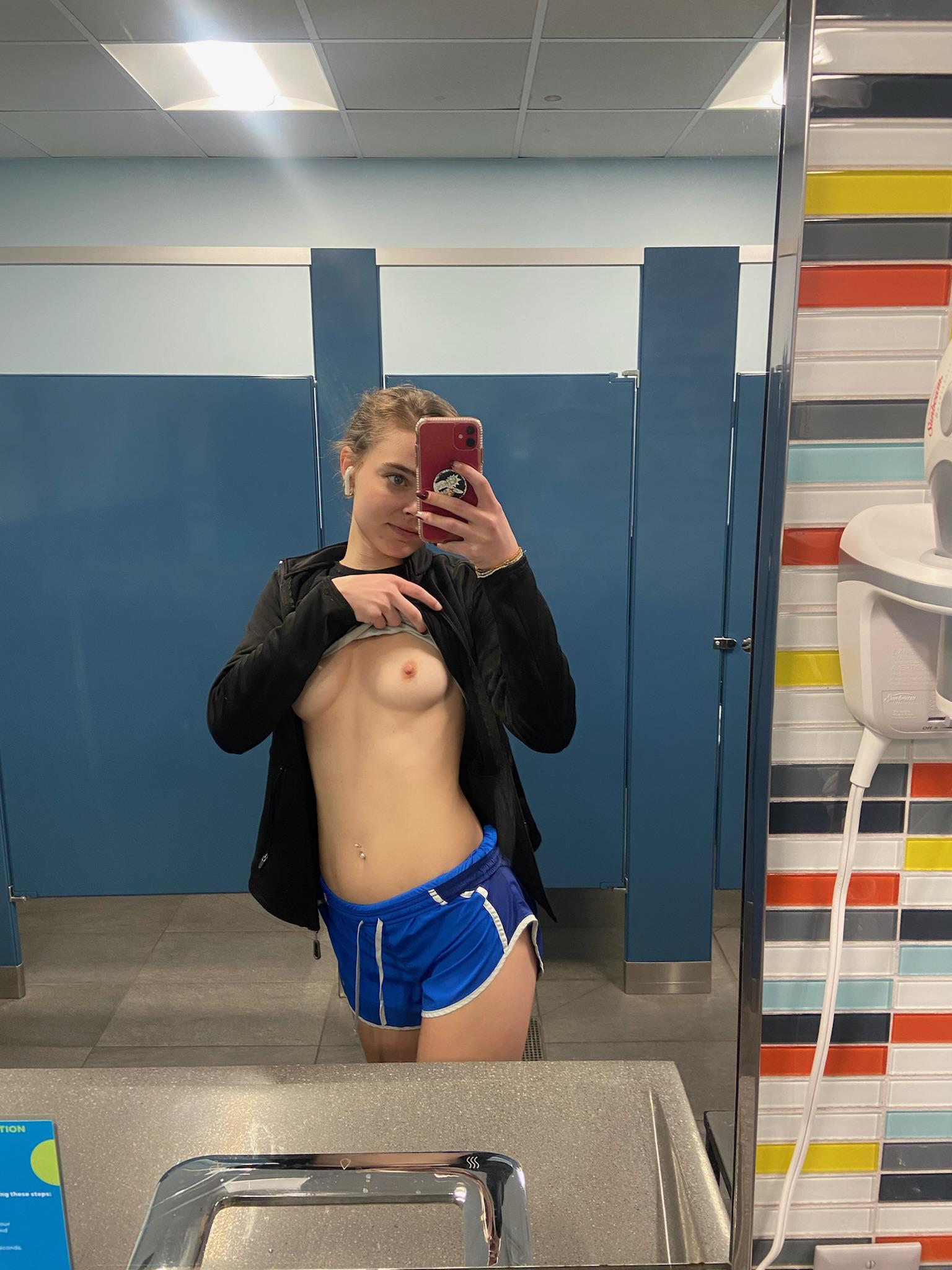 Petite gym slut gone wild 😈 : r/PetiteGoneWild