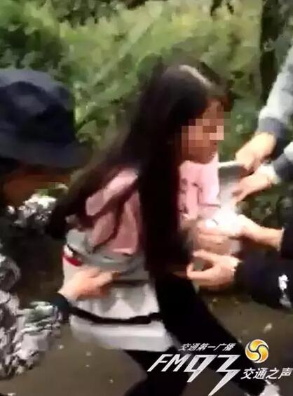浙江永康9名初中女生围攻1女同学，强脱上衣并拍视频