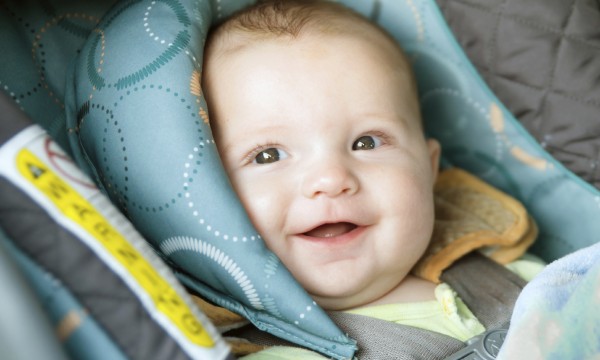 Mantenha o seu filho seguro com o assento de carro