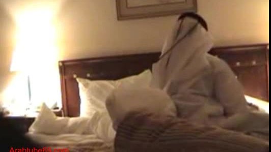 Arab saudi bride waits for her husband on their wedding night ...