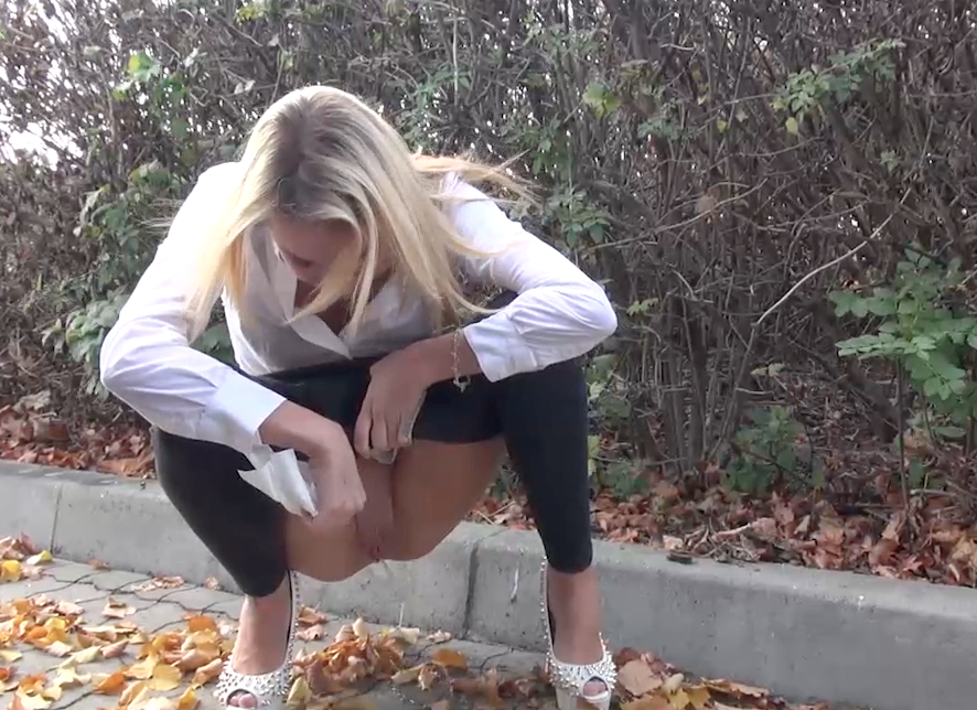 Blonde stops van for a quick piss - pissing porn at ThisVid tube