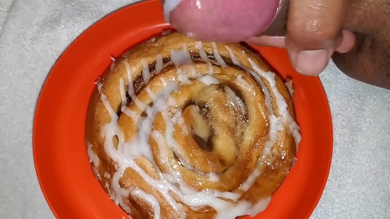 Extra sweet frosting for my warm cinnamon roll. - XVIDEOS.COM