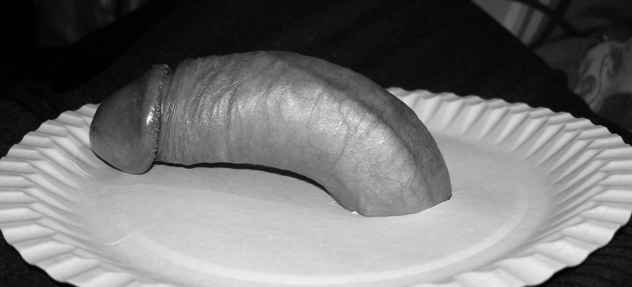 Soft penis on a paper plate - Amateur Gay Porn Pictures And Stories