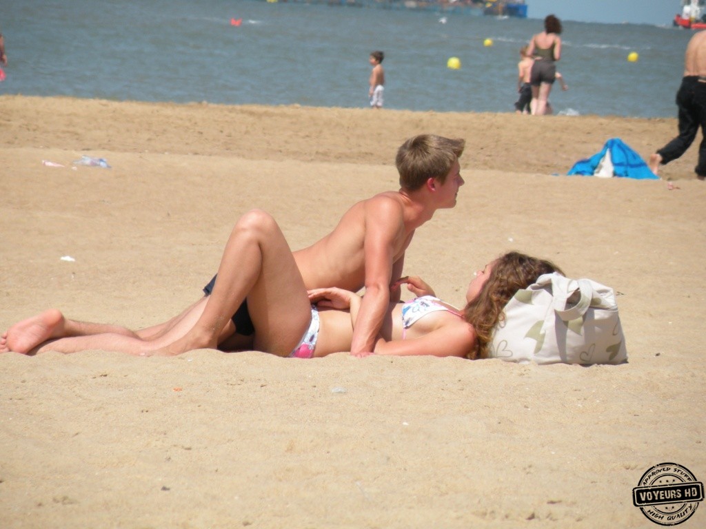 Young Couple Fuck at Beach - Voyeur Videos