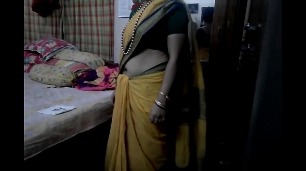Desi tamil Married aunty exposing navel in saree with audio ...
