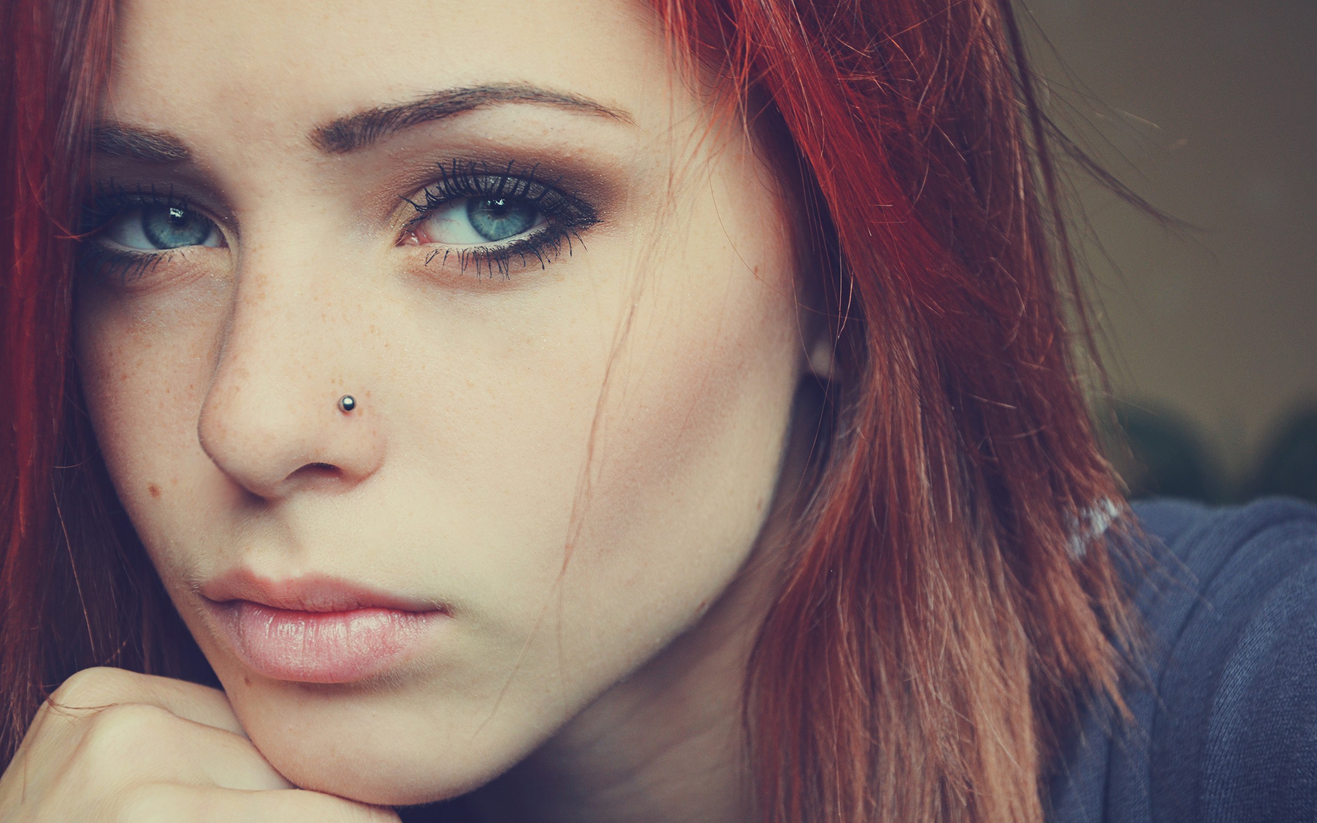 Red hair, blue eyes, nose piercing, intense look. Porn Pic - EPORNER