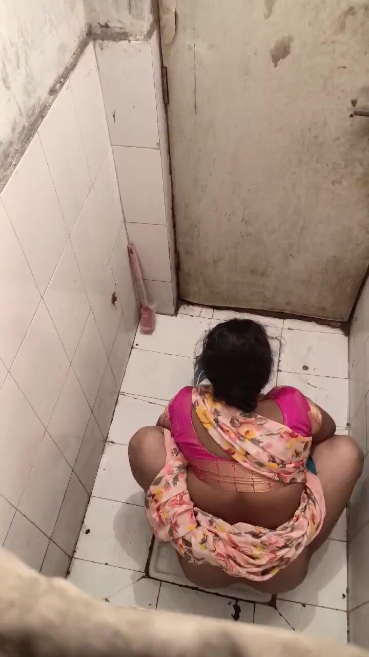 Desi bhabhi washing ass in toilet - ThisVid.com