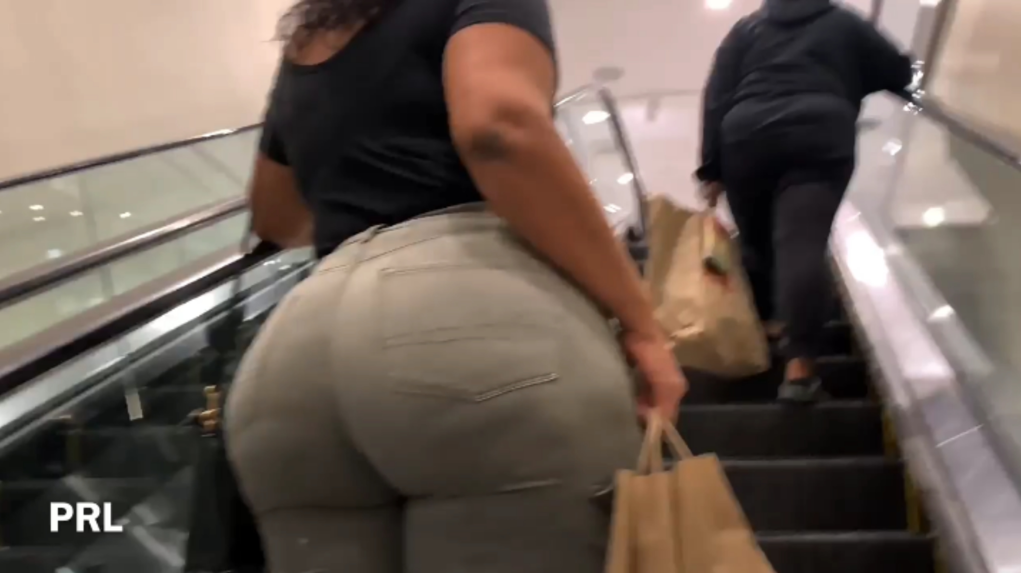 BOOTYFUL MEGA BUTT MILF CANDID CAPTURE - ThisVid.com