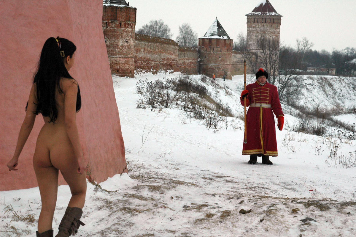 Naked brunette meets warrior with halberd — Russian Sexy Girls