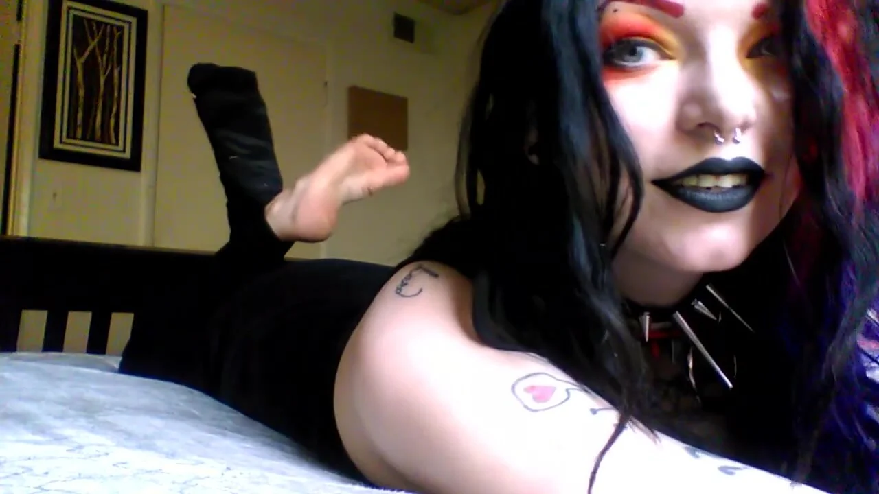 Teen goth babe shows off her feet - ThisVid.com