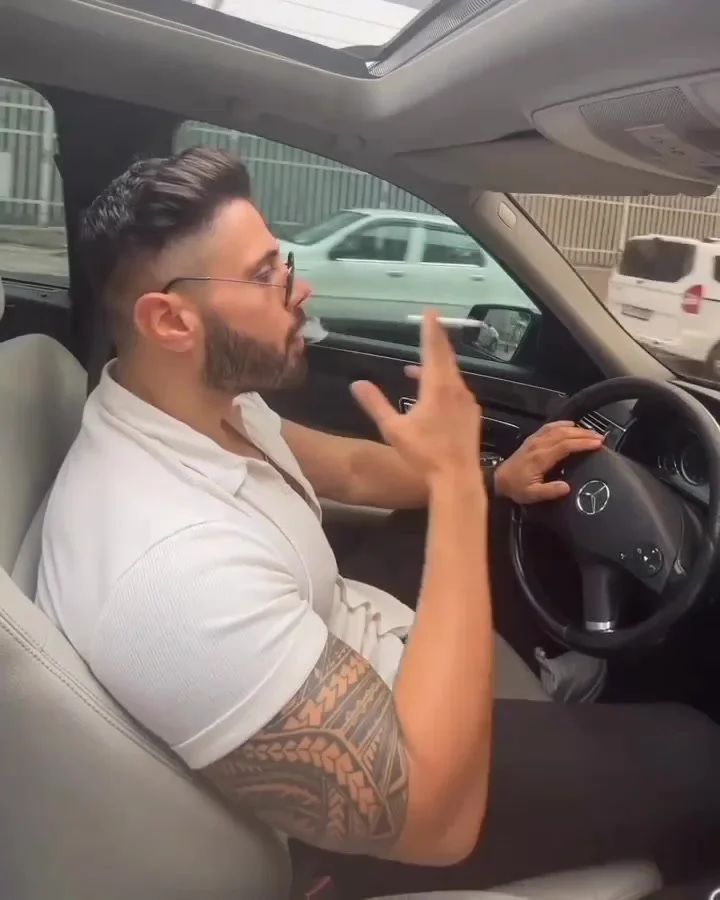 Turco adinerado fumando en el coche - ThisVid.com