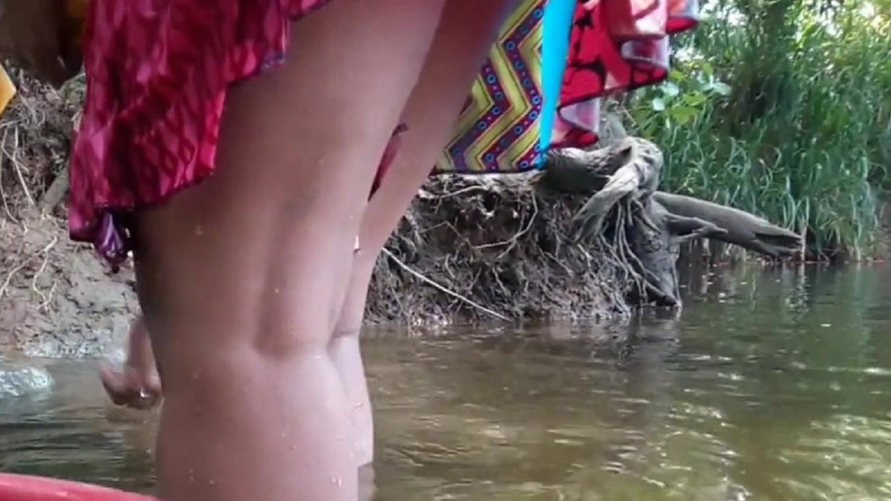 Indian Girl Gives Handjob In The River - YOUX.XXX