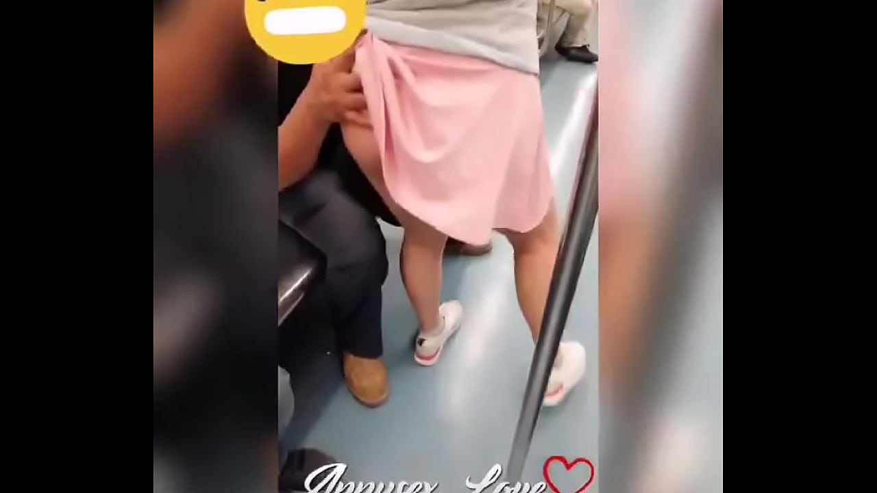 Jovencita se deja manosear en el METRO CDMX Annysexlove - XVIDEOS.COM