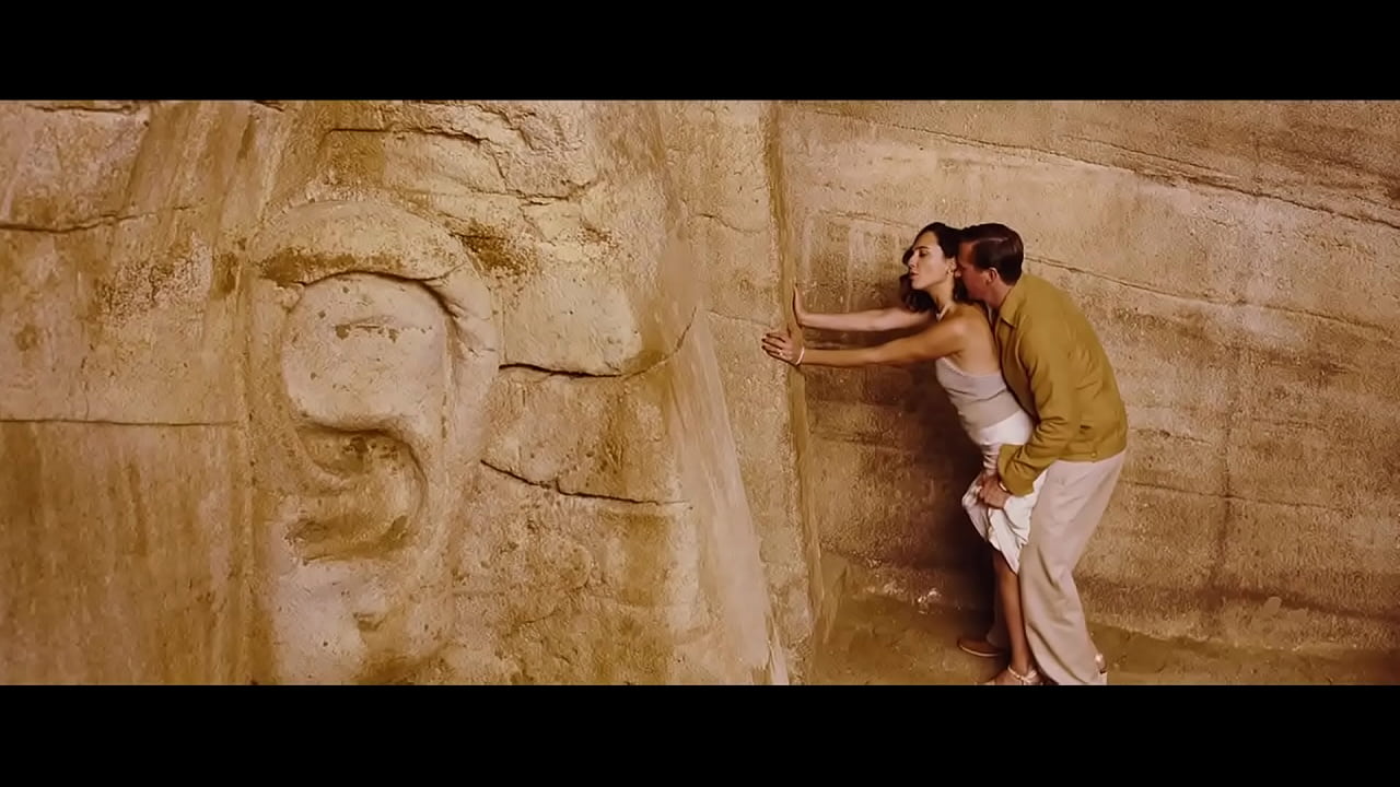 Sexy Scene in D3ath on the Nile Gal Gadot - XNXX.COM