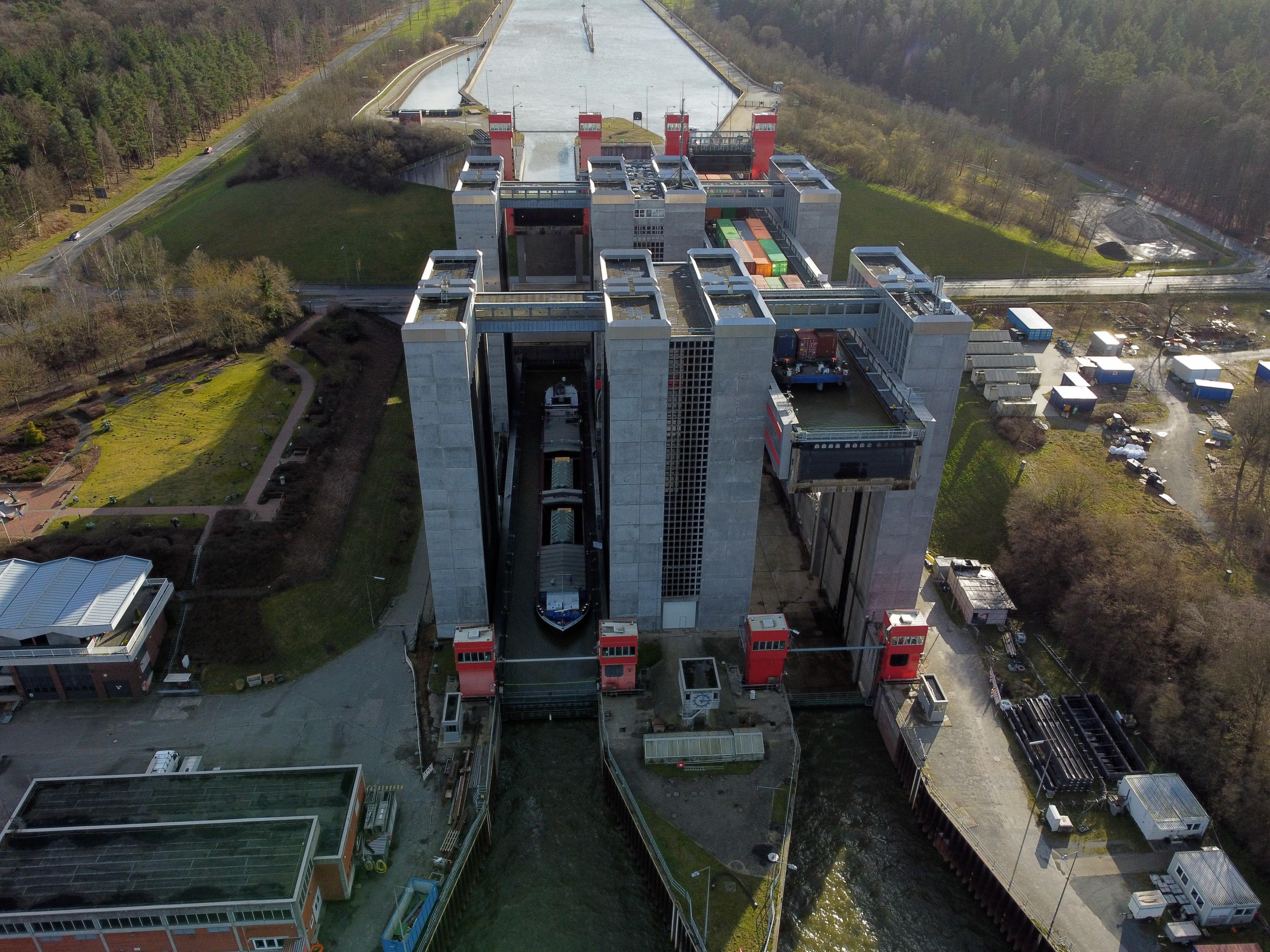 Scharnebeck ship lift, Germany : r/EngineeringPorn