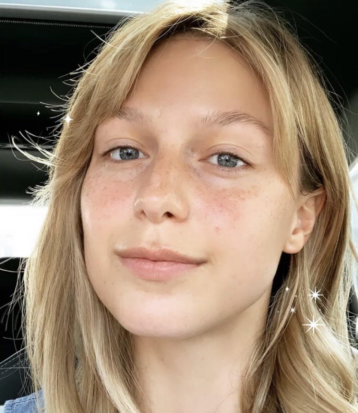 Melissa Benoist (Supergirl) taking a makeup free selfie. : r/pics