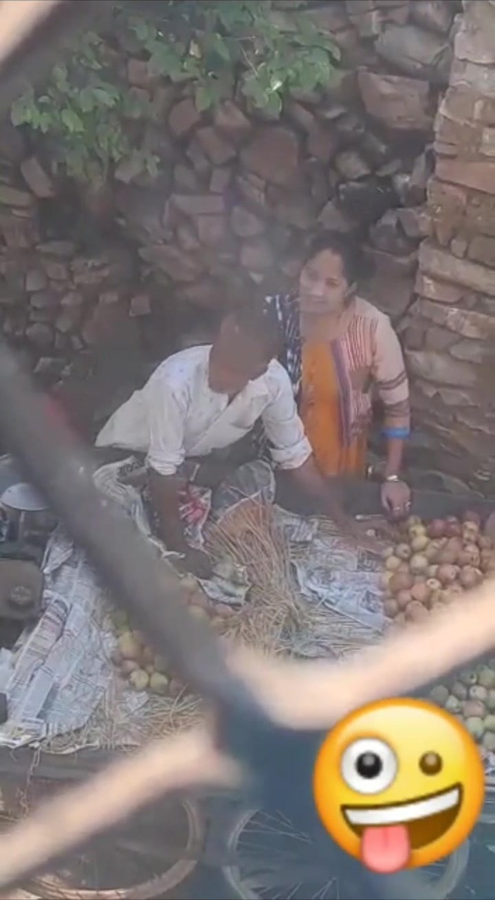 Punjabi aunty handjob fruit vendor - ThisVid.com