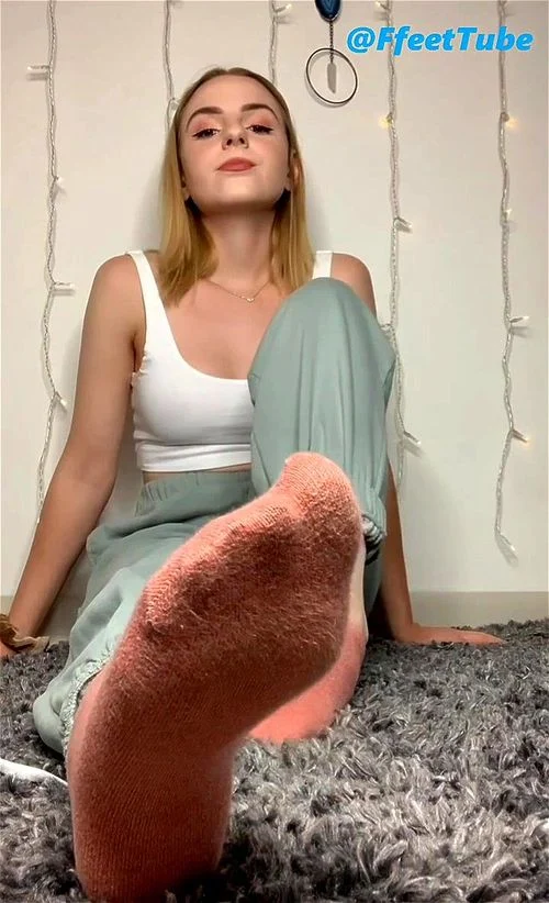 Watch Nice Teen Girl strips off her Socks to show her Sexy Feet ...