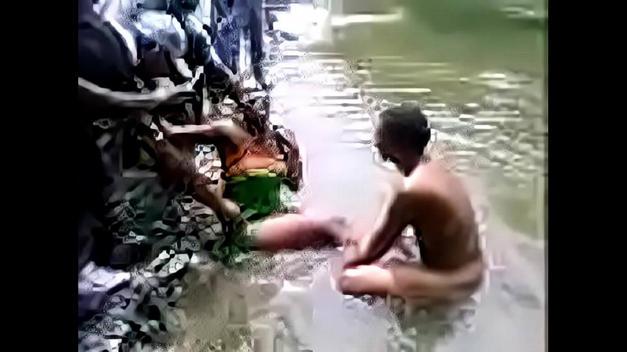 Indian people bathing in a river - XNXX.COM