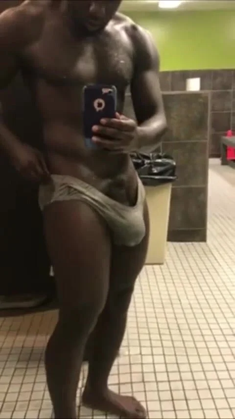 Black muscle hunk locker room bulge - ThisVid.com