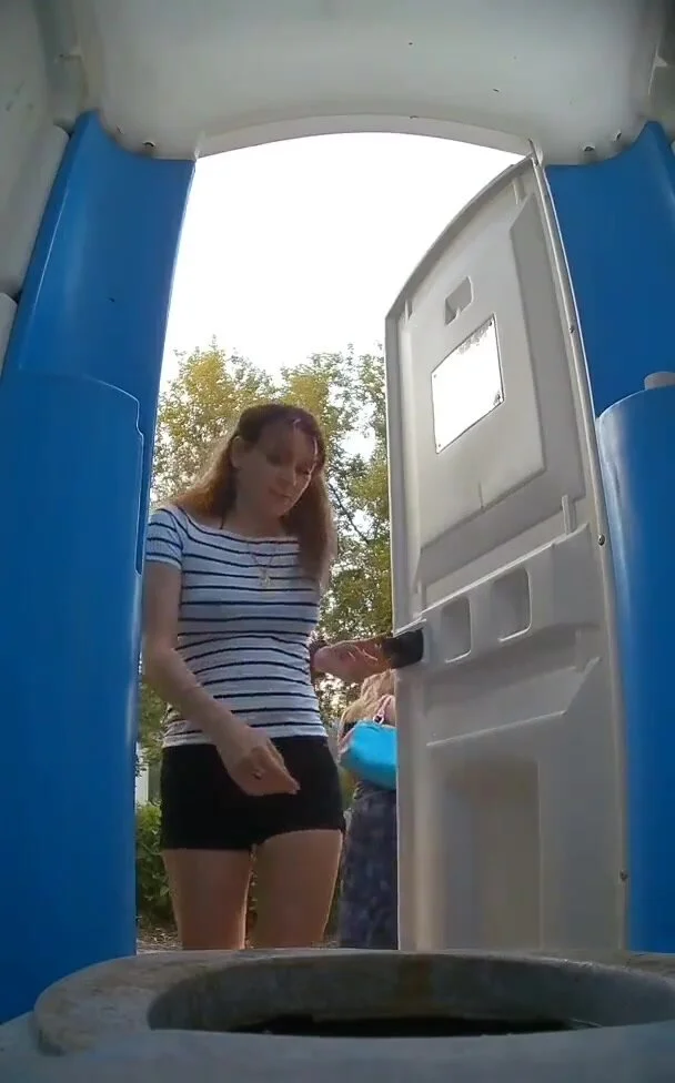 Porta potty spycam catches padded girl peeing - ThisVid.com em inglês