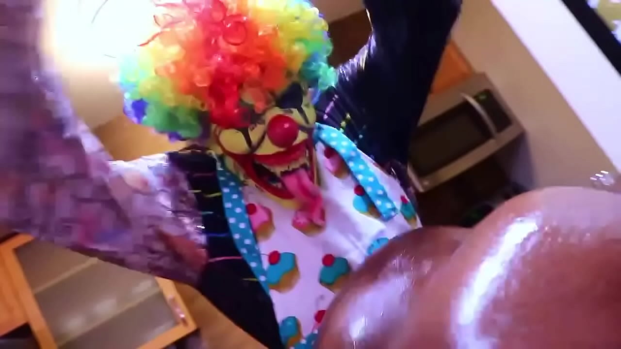 Clown turns pornstar ass into a real birthday cake - XNXX.COM