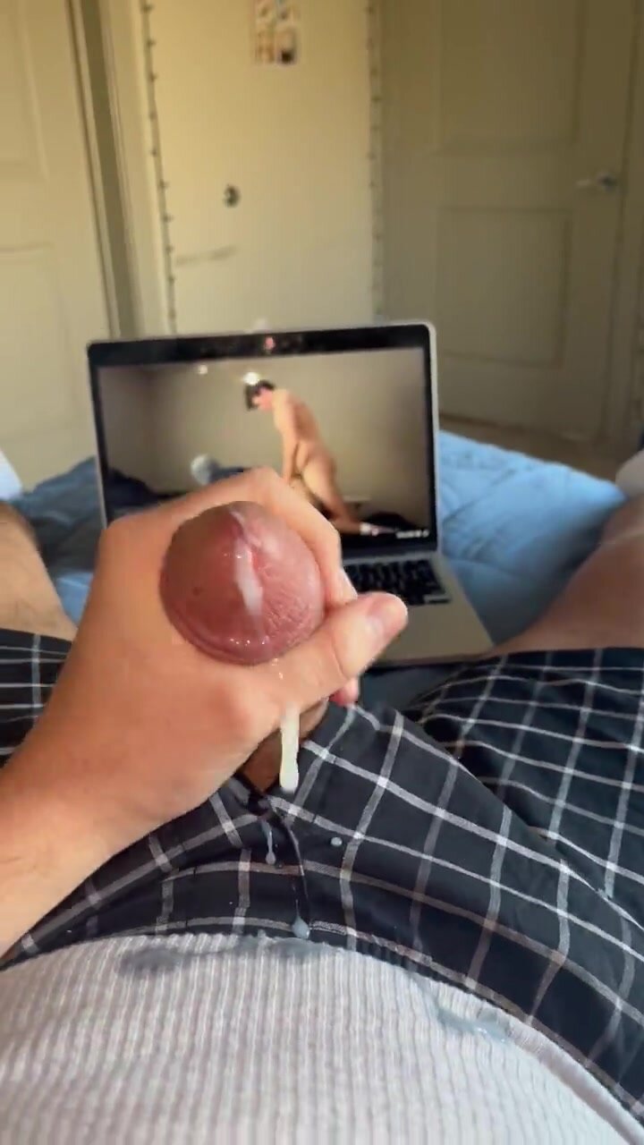 GUY CUM WATCHING GAY PORN - ThisVid.com