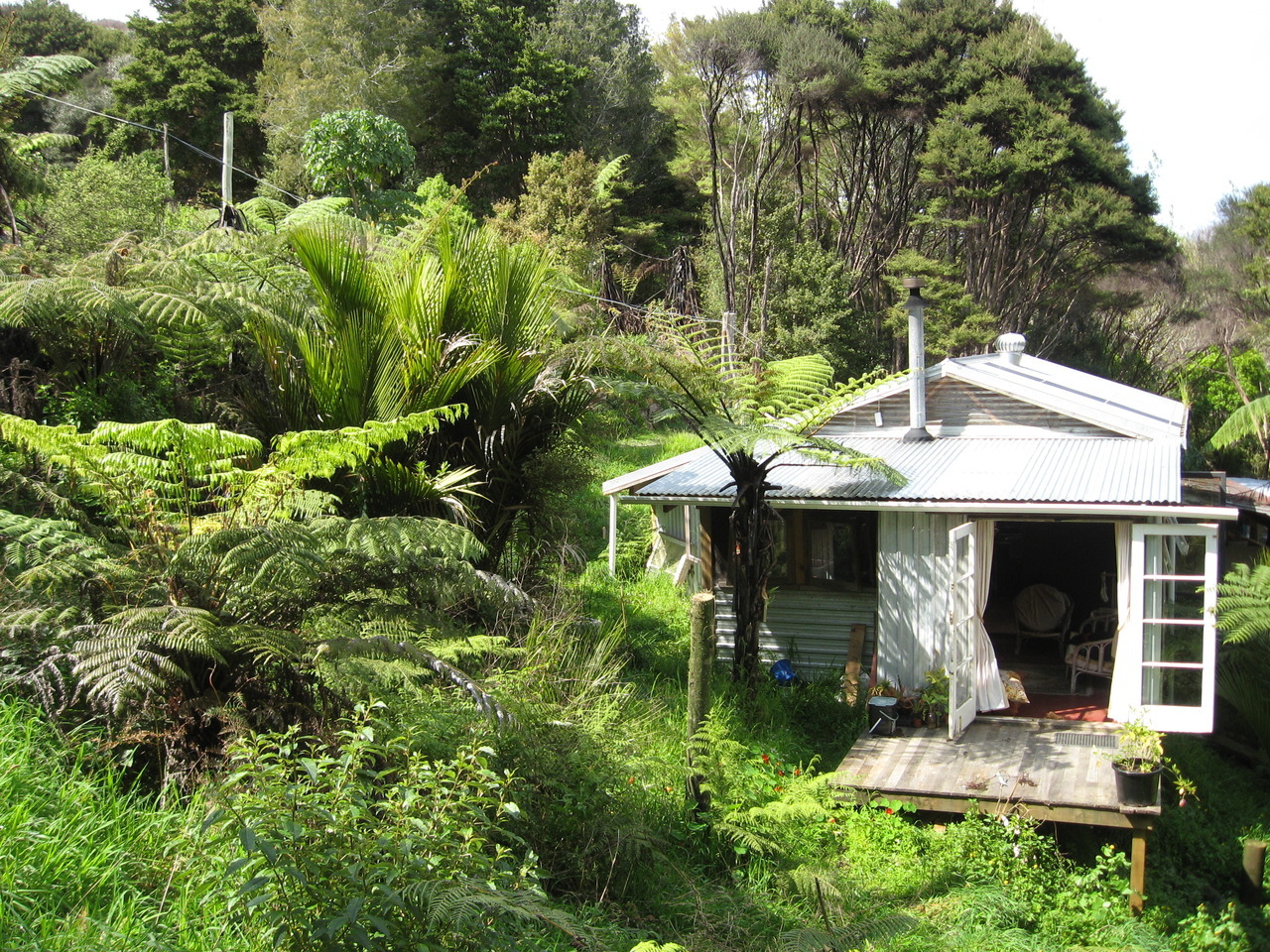 𝐂𝐚𝐛𝐢𝐧 𝐏𝐨𝐫𝐧 – A “bach” on the edge of Hokianga Harbour in...