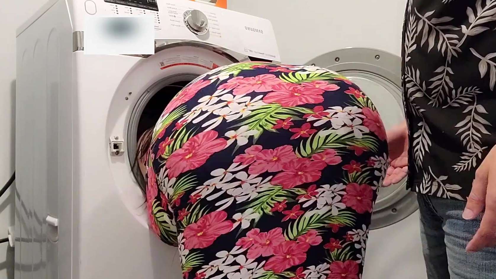 Bitch with huge Ass stuck in washing machine! Perv stepson sprayed ...