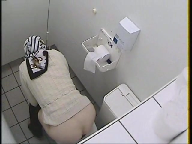 Granny got her ass on toilet video while pissing - watch on ...