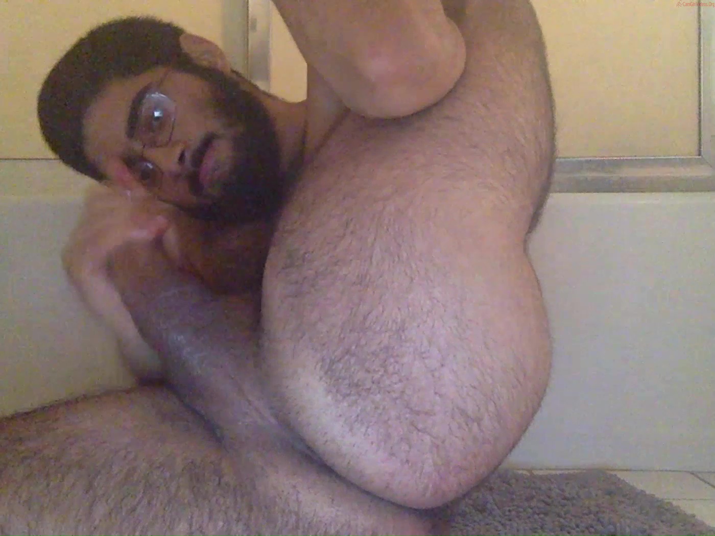 Hairy arab in an intense session with himself - ThisVid.com