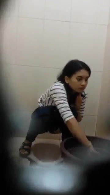 Indo Fuel Station Toilet Voyeur 3 - ThisVid.com em inglês