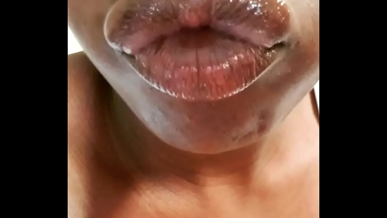 Ebony glossy lips on display - XNXX.COM