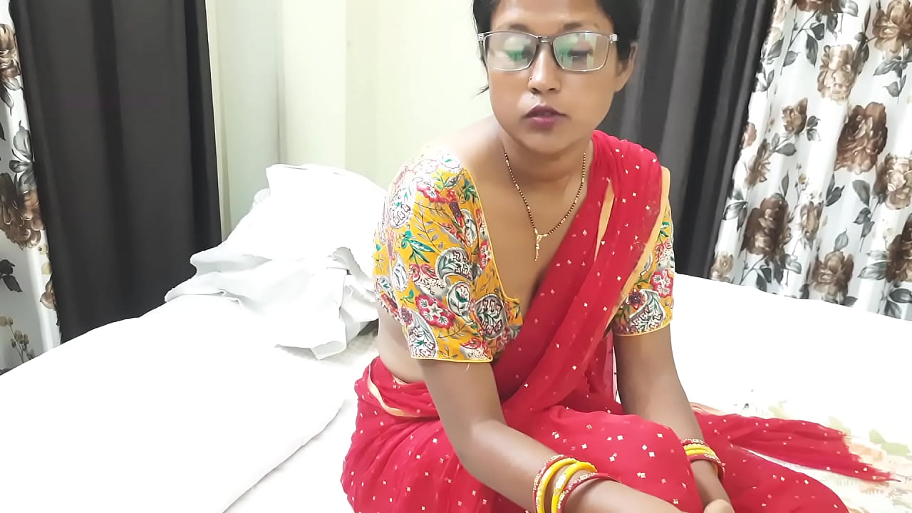 Real Indian Women in Red Saree looks Sexy and horny on Bed - XNXX.COM