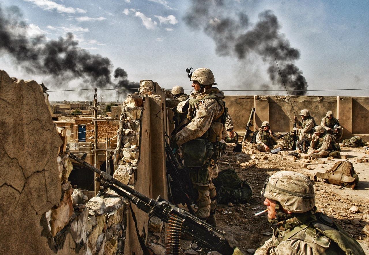 Iraq] U.S Marines occupy a rooftop during the Second Battle of ...