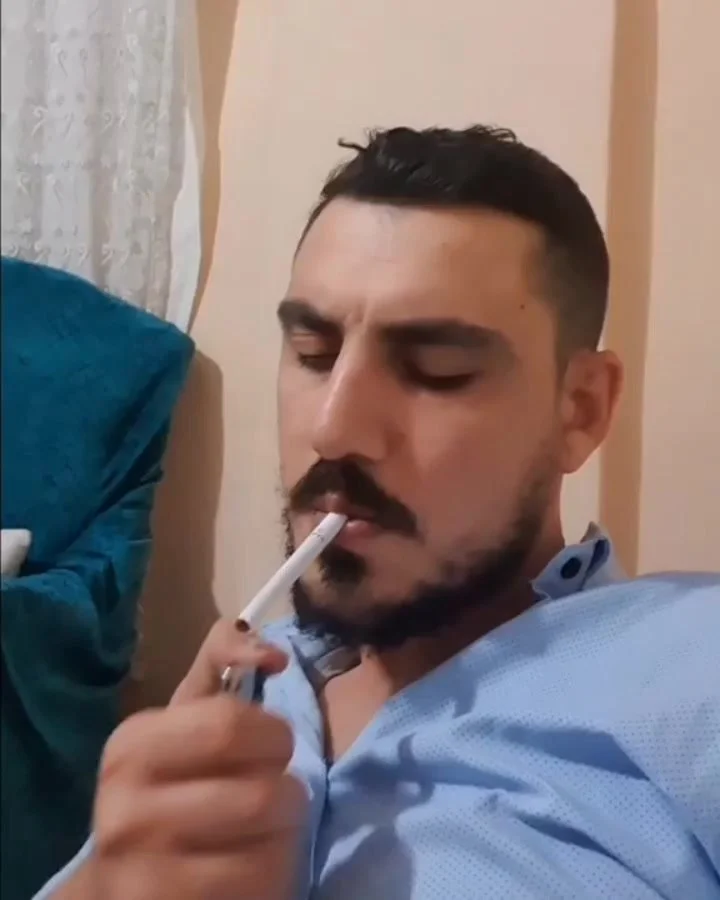 Turco varonil fumando - ThisVid.com