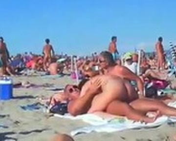 A sexual frenzy on the nude beach | Cumlouder.com