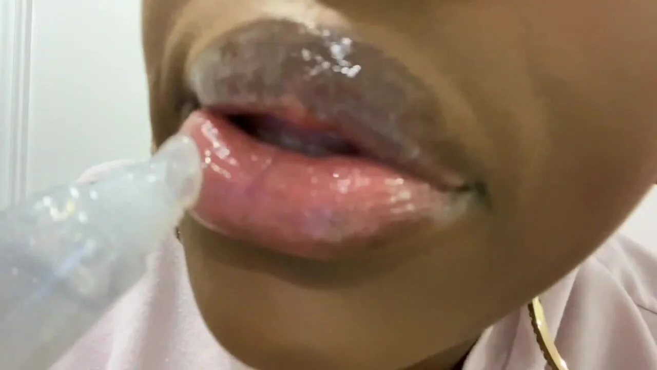 EBONY PUCKERING LIPS #BIGLIPSMATTER - ThisVid.com