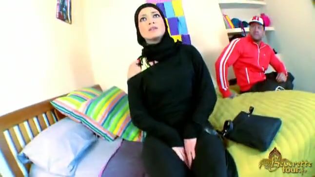 Sexy Arab college girl in hijab enjoys fast sex with stranger ...