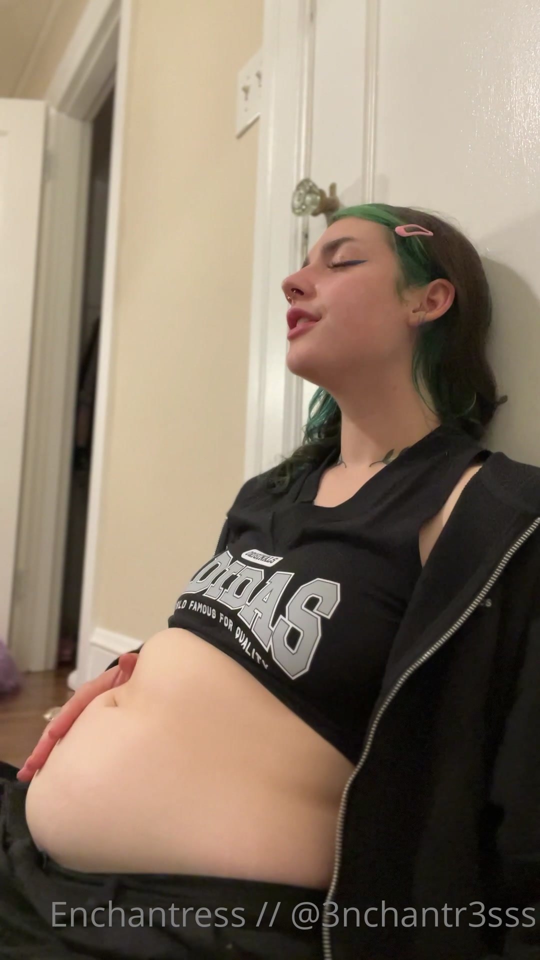 White girl shoy her full fat belly - ThisVid.com