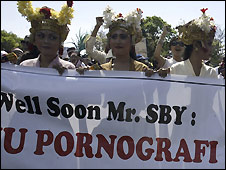 BBC News - Indonesia upholds anti-pornography bill