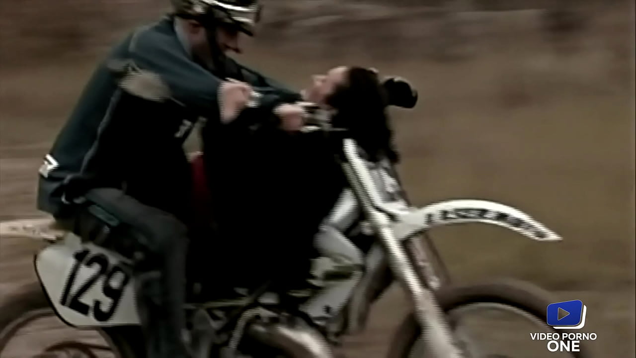 Lee Ann et Maeva, brunettes rebelles, baisent sur une moto ...