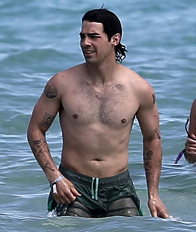 Joe Jonas Nude - Gay-Male-Celebs.com