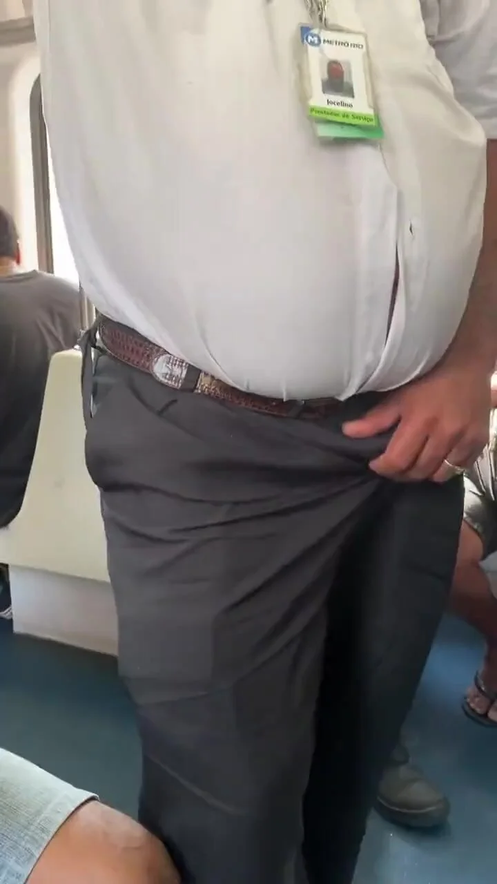 Bulto de señor gordo en el metro se manosea - ThisVid.com