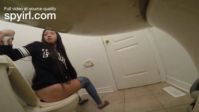 Asian girl changes toilet paper roll - ThisVid.com