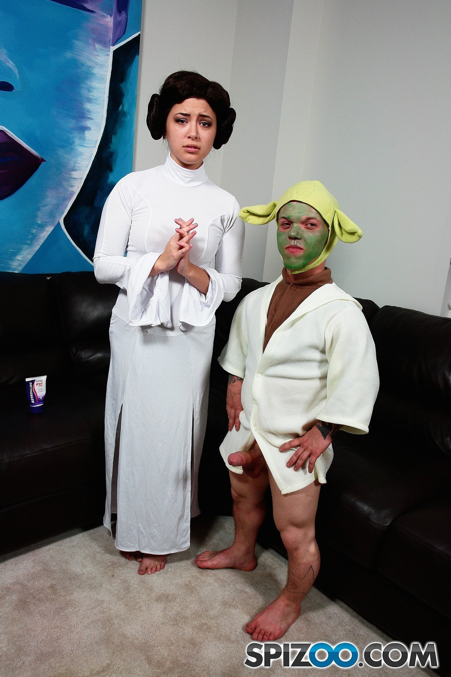 Daisy Summers gives Yoda the Midget a Footjob - Pichunter