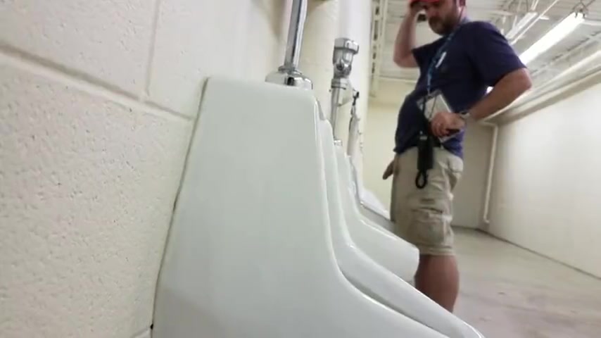 NO HAND TO PISSING AT URINAL - ThisVid.com