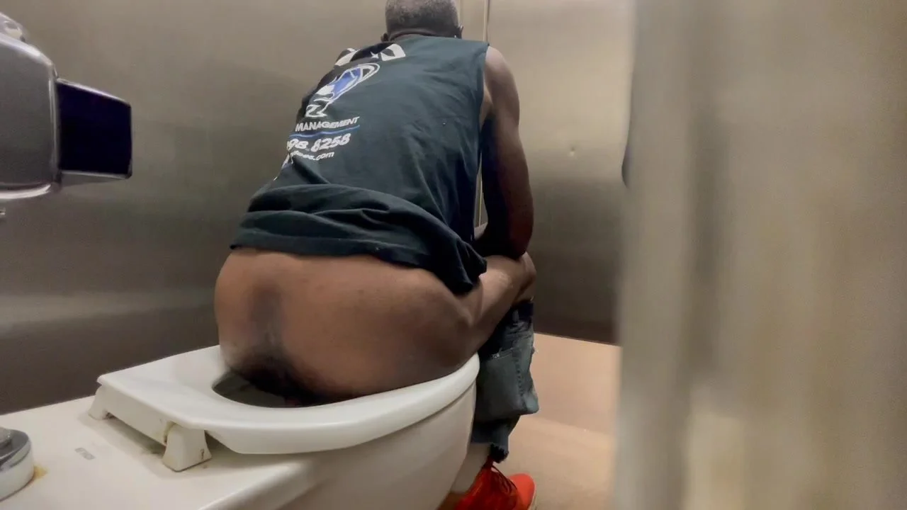 Toilet Spy: Black dude ass spread open public… ThisVid.com